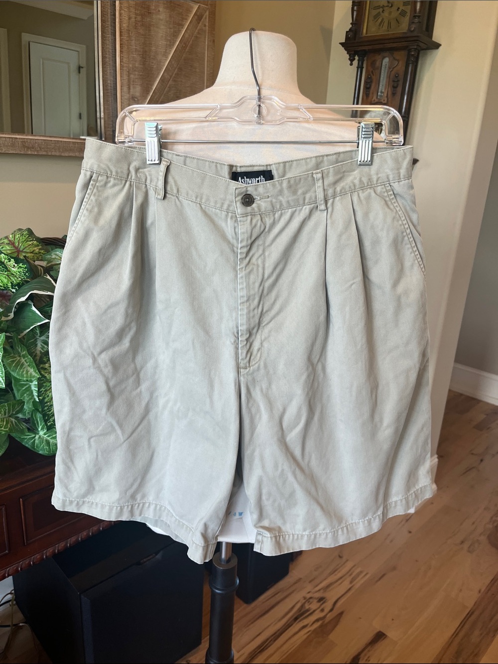 Vintage Ashworth Khaki Shorts fits like Men’s 32